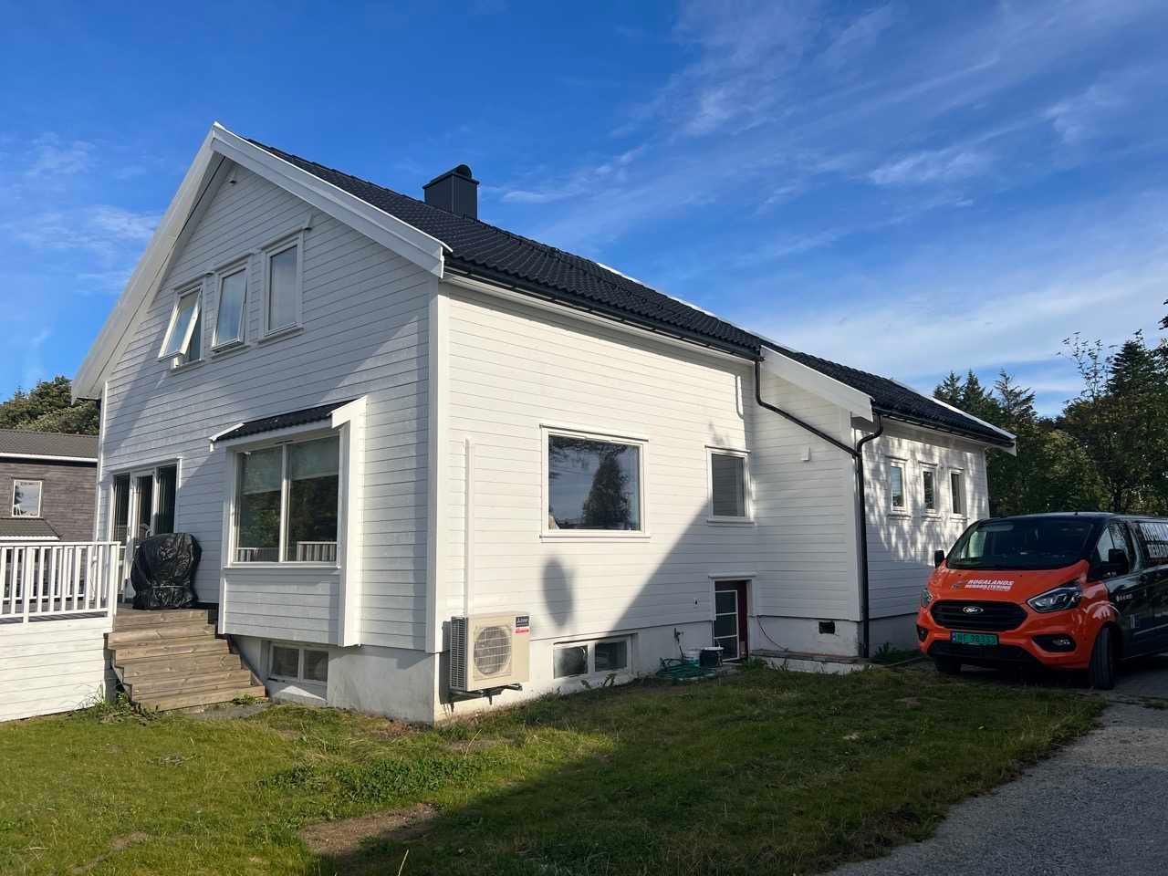Hvitt hus med ny kledning og nytt tak