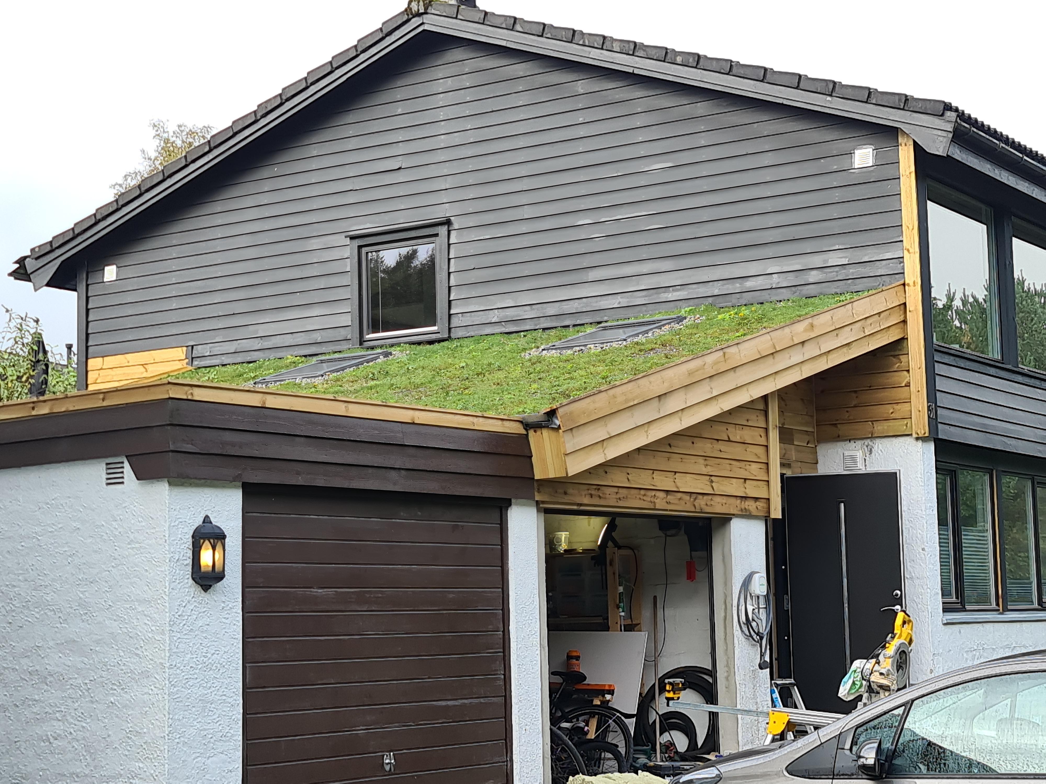 Ny garasje med trekledning og sedumtak
